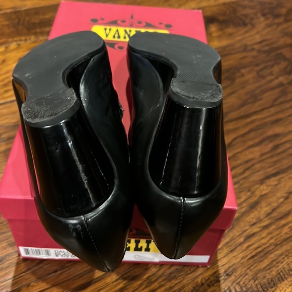 Vaneli “Dallan” scalloped dress wedge black shoe. - Picture 5 of 11